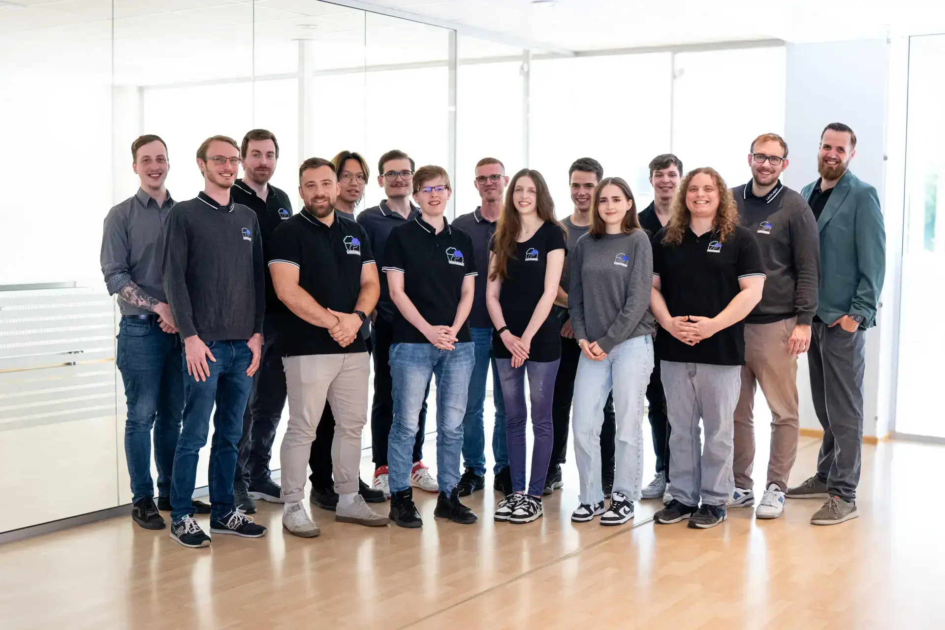 Ein Gruppenbild des LifeOn.digital Teams, darunter viele IT Consultants. Alle Mitarbeiter schauen lächelnd in die Kamera.