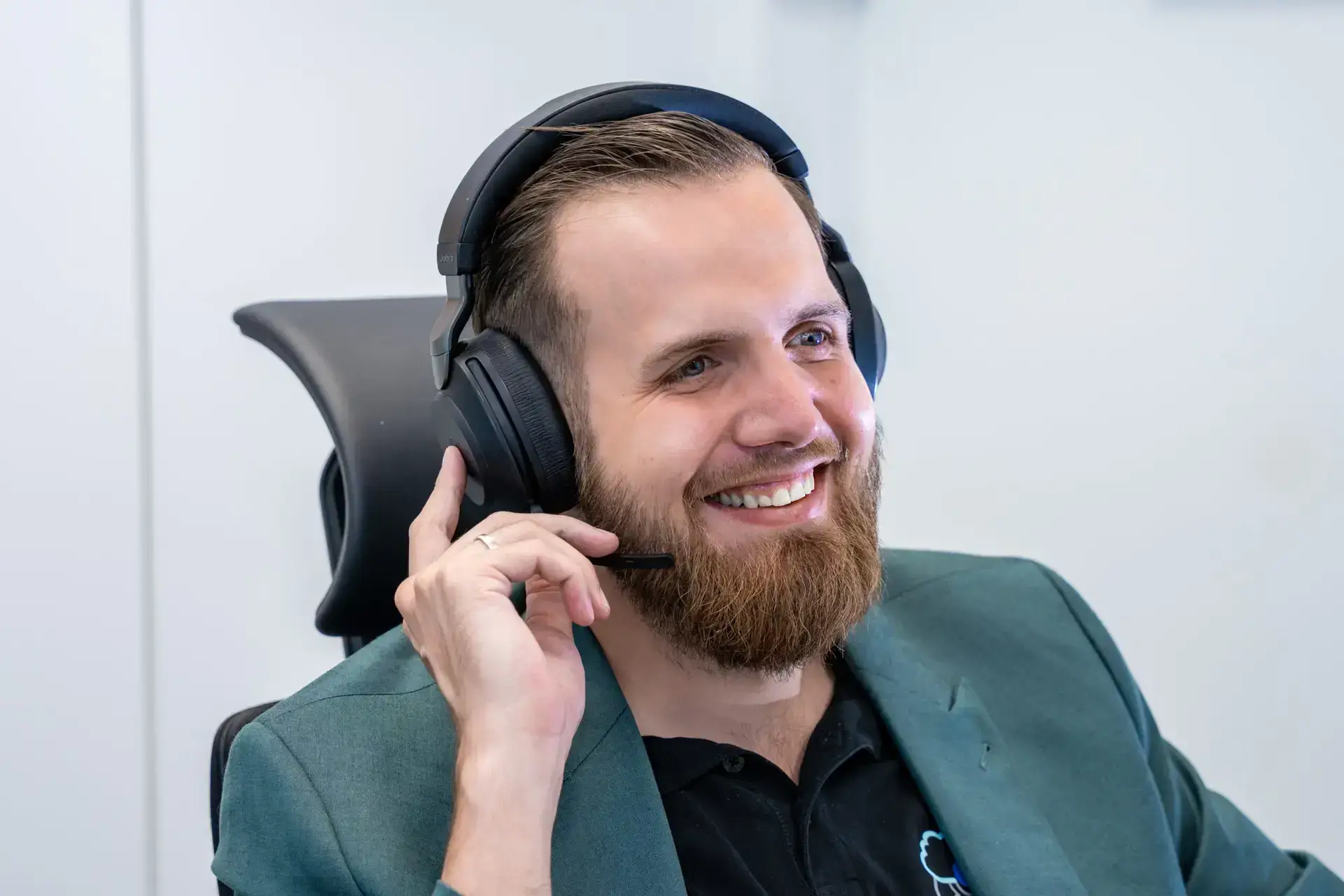 Der LifeOn.digital Geschäftsführer trägt ein Headset und berät ein mittelständisches Unternehmen zu einem CRM-System.
